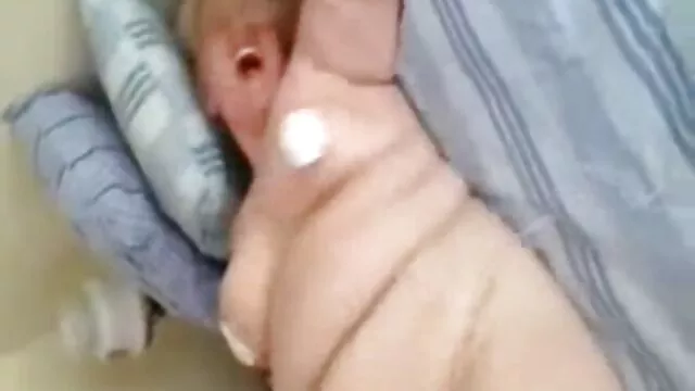 رابطه بکن بکن کون گنده جنسی با یک سطل زباله طاس و یک جوجه خالکوبی