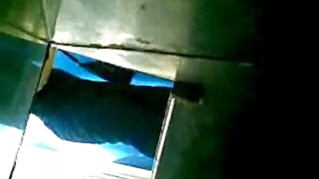 بلند و سوپر جدید بکن بکن باریک زن نوجوان در راه راه گلف