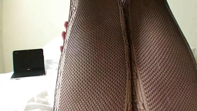 نیکی بنز می شود به یک لباس سگس بکن بکن شنا