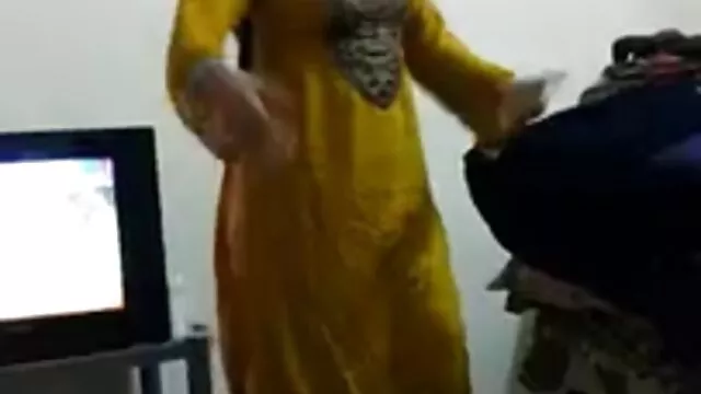 گرسنه گرسنه برای زیبایی در لباس بنفش آزار دختر بکن بکن تقدیر